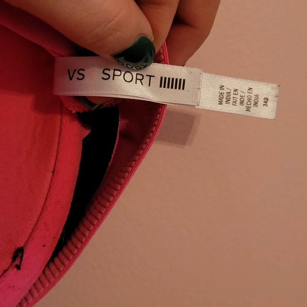 Victoria Secret Maxium Sports Bra - Picture 3 of 4